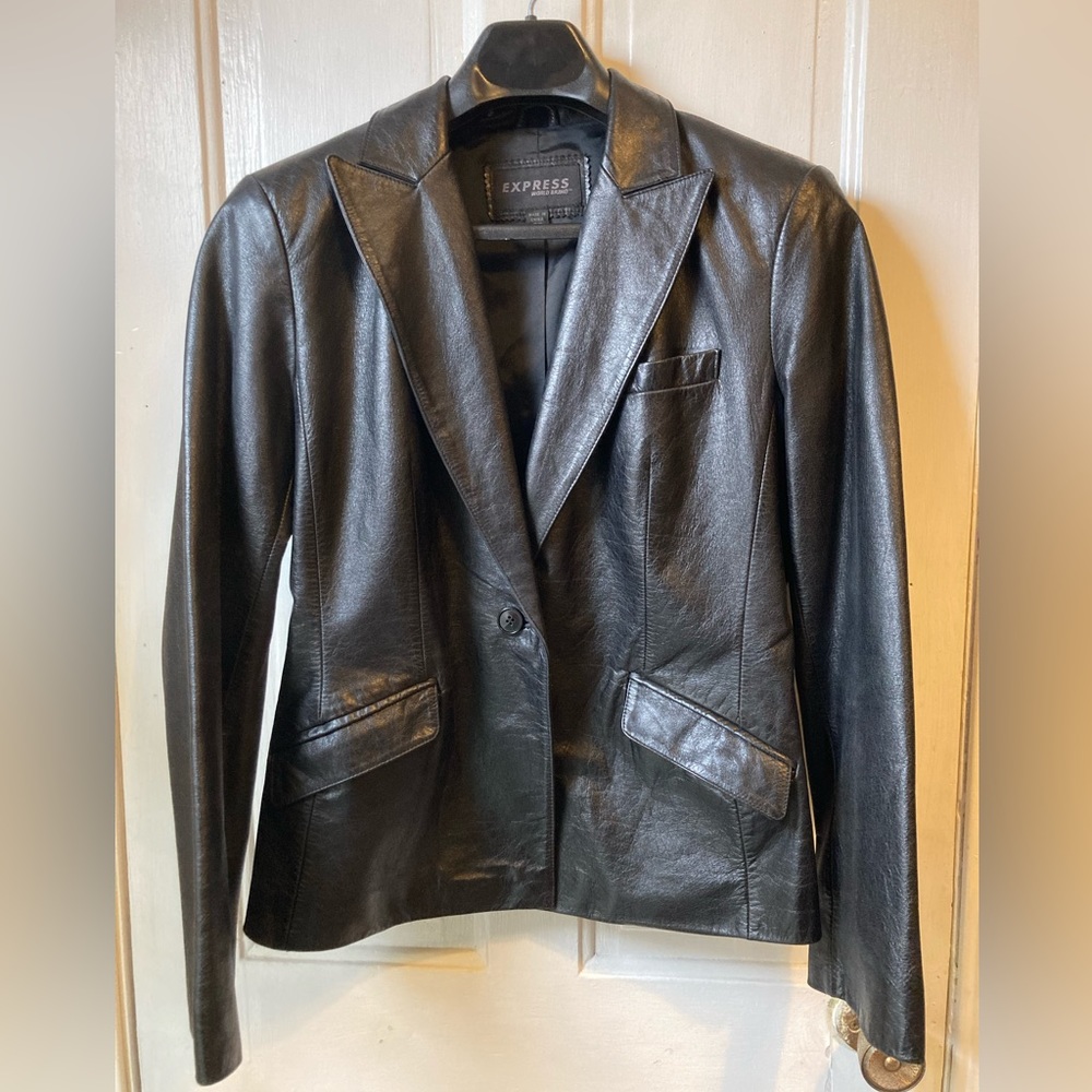 Express leather jacket in black with slightly flavored sleeves.